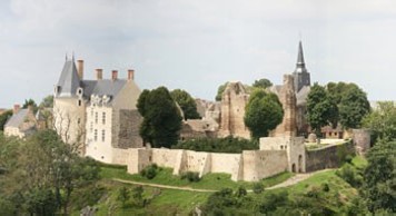  Vue de la cité médiévale à partir du Tertre Ganne © Office de Tourisme